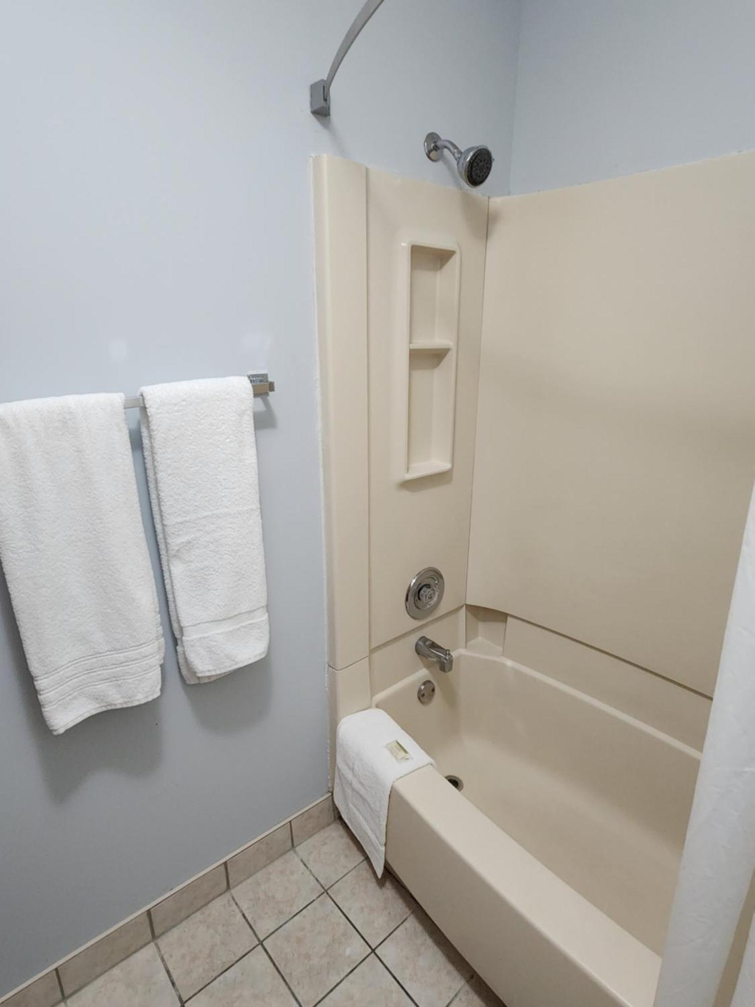 Westspring Inn - Westlake Cleveland Екстер'єр фото