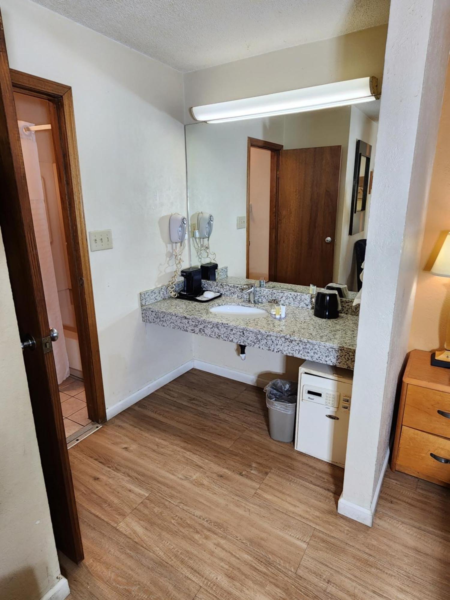 Westspring Inn - Westlake Cleveland Екстер'єр фото