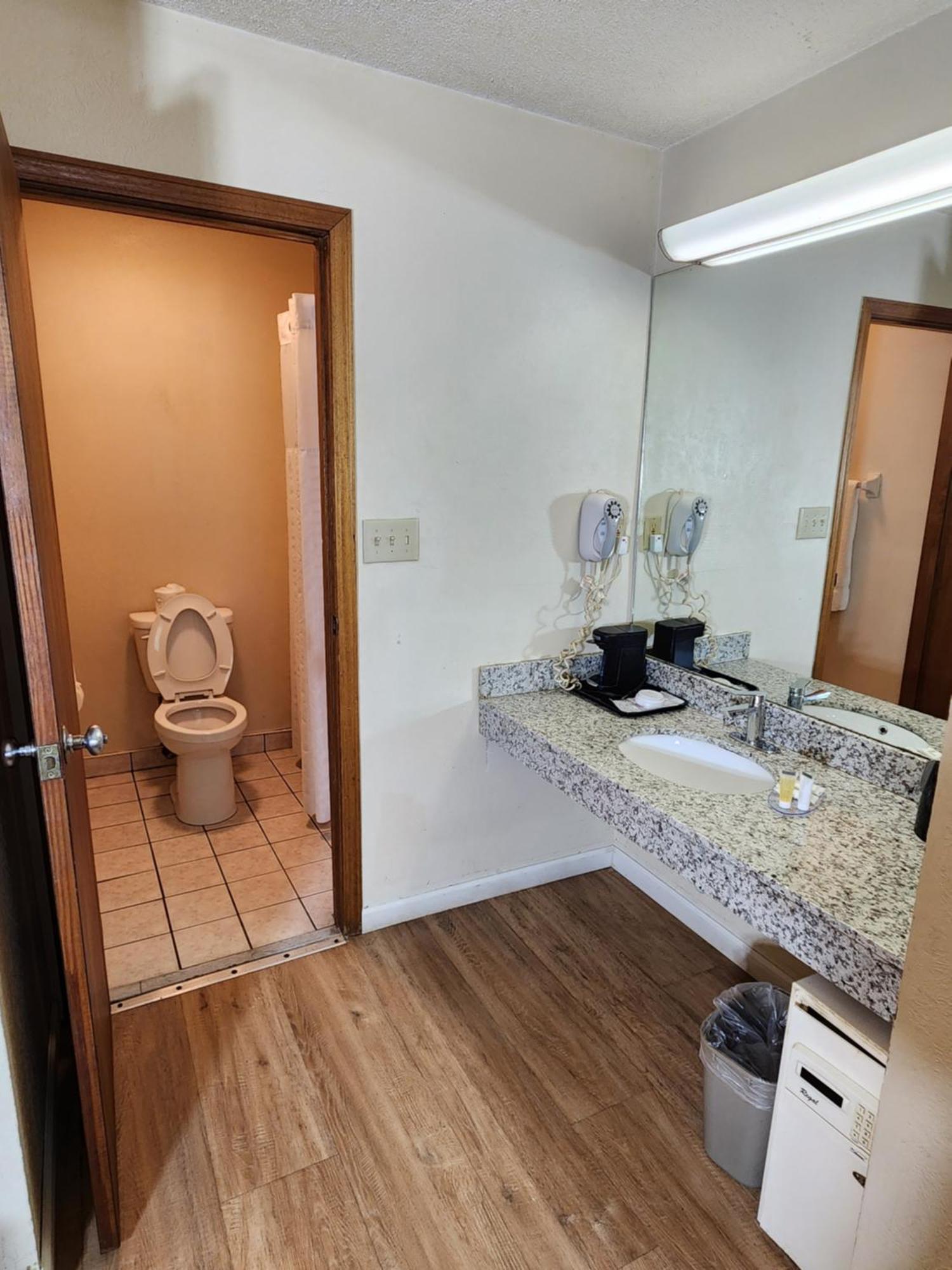 Westspring Inn - Westlake Cleveland Екстер'єр фото