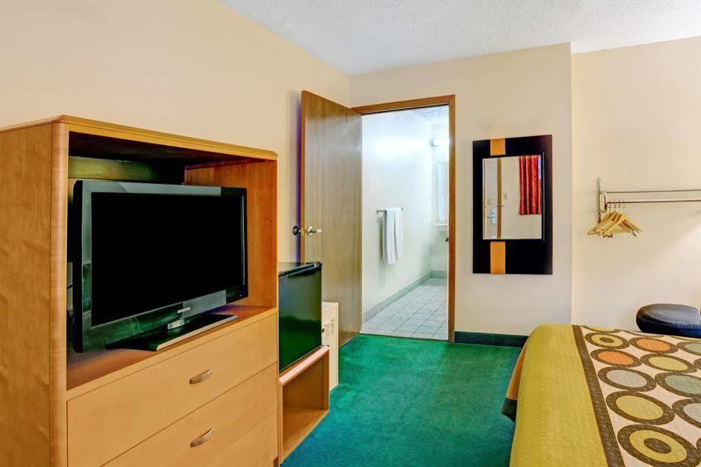Westspring Inn - Westlake Cleveland Екстер'єр фото